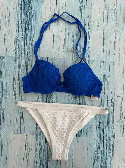 Bikini azul y blanco