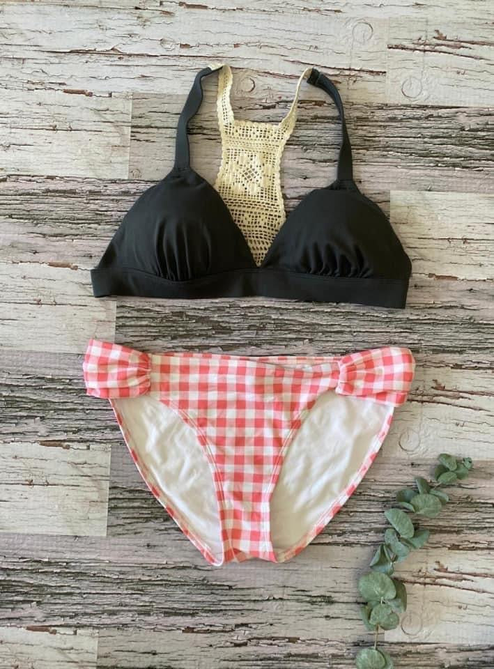 Bikini gris y blanco cuadros rojos